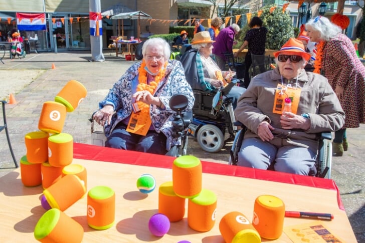 Jeugd ouderen vermaken zich tijdens Koningsspelen - Nieuwsblad voor Huizen