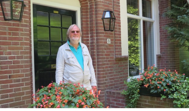 Rob Herber bij de woning aan de Van Ostadelaan in Bilthoven waar Nico Bloembergen opgroeide.