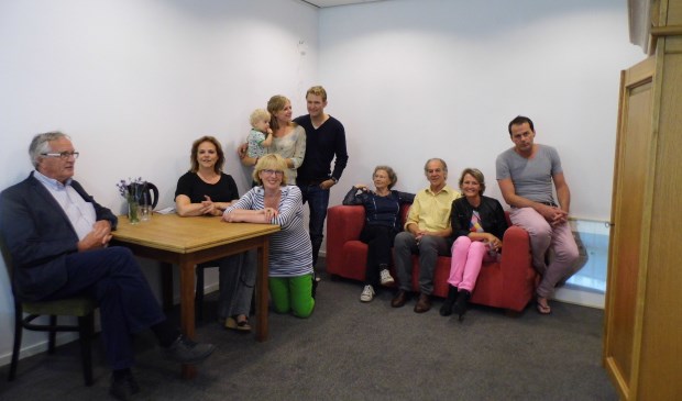 Een aantal leden van het kernteam Essenkamp Helpt in één van de kamers voor een nieuwe buur.