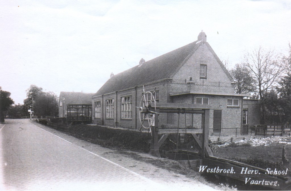 Een foto uit 1930 van de voormalige Hervormde School langs de Vaartweg. De Burgemeester Huydecoperweg heette vroeger de Kerkeindsevaartdijk of Vaartweg in Westbroek. Oudere Westbroekenaren spreken nog van ‘De Vaart’. (foto uit de verzameling van Rienk Miedema)