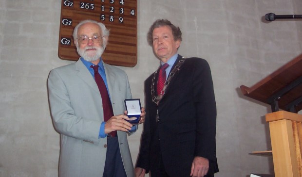 Op 30 april 2006 ontving Dick van Voorst de Chapeau-penning van de gemeente De Bilt.