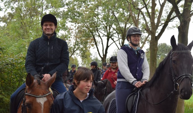 Te paard opent burgemeester Sjoerd Potters (l) het ruiterpad bij de Hooge Kampse Plas.