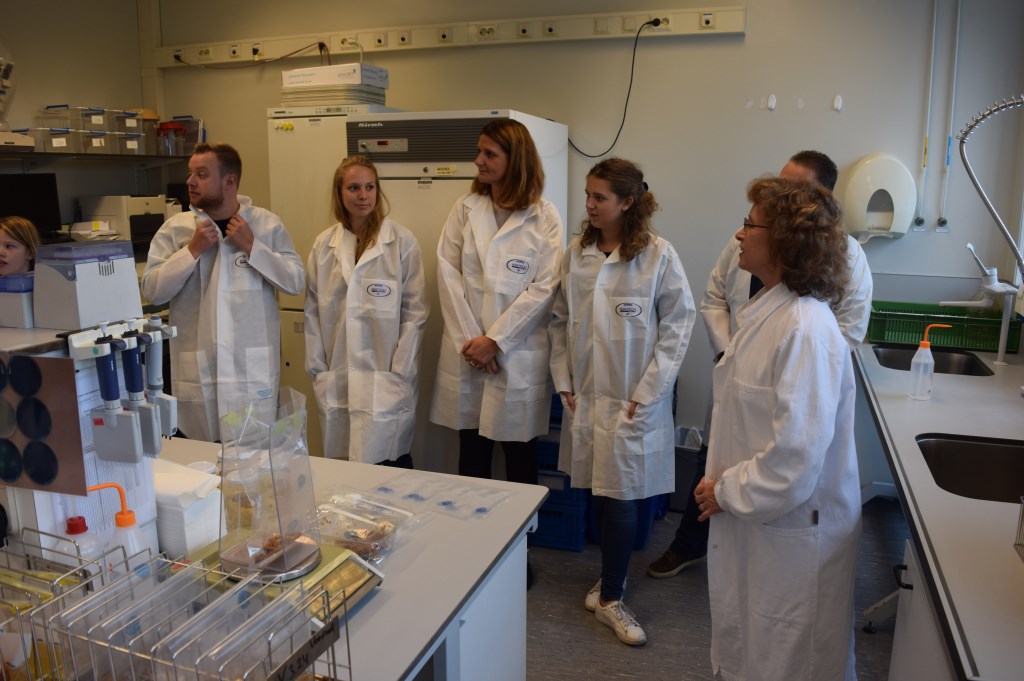 Rondleiding door het lab.
