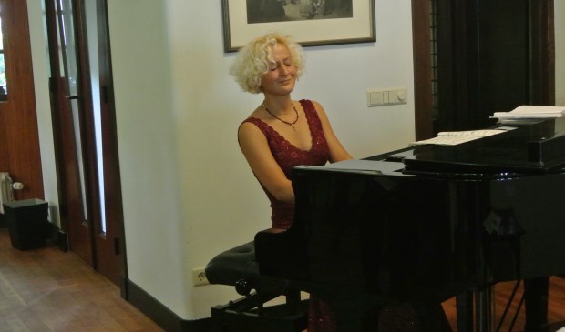 Ketevan gaat volledig in de muziek op.
