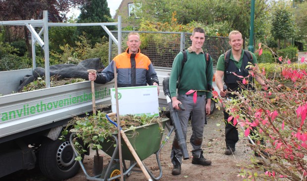 Hoveniersbedrijf Van Vliet aan het werk op de Otto Doornenbalweg in Maartensdijk. Namens de organisatie ontving de bewoonster ook nog een verrassingspakket.