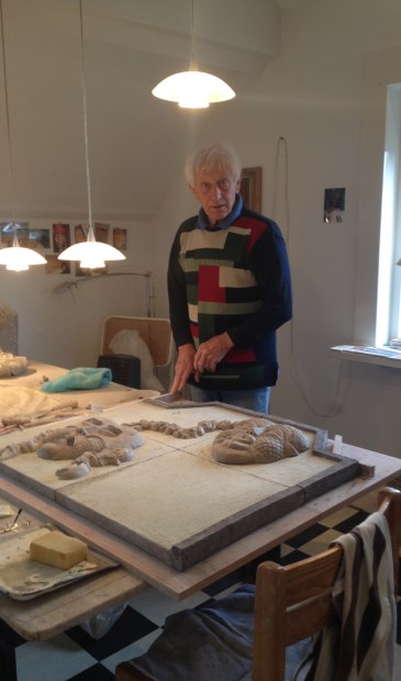 Philipp van der Zeeuw aan het werk in zijn atelier.