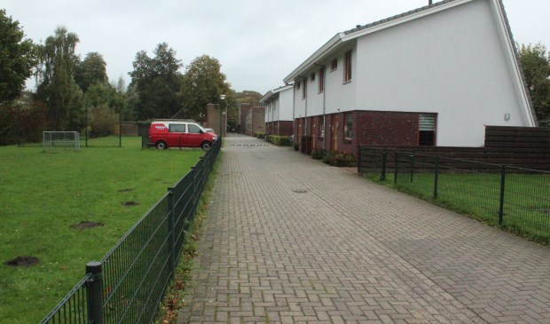 Het ontwerp gaat uit van vijf woningen aaneen met daarnaast een 'parkeerkoffer' die voorziet in de eigen parkeerbehoefte en behoud van het ter plaatse aanwezige trapveld.