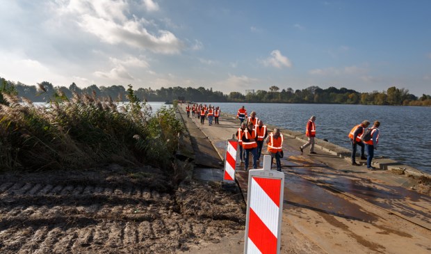 Bezoekers lopen tijdens de Week van het Landschap ‘over het water.