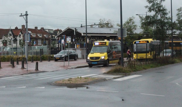 De omgeving tussen de noordelijke spoor-tunnel-in- c.q. uitgang en de rotonde aan het begin van de Jan Steenlaan in Bilthoven geeft vaak een onoverzichtelijk beeld.