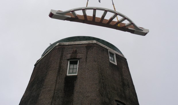 Een beeld van de restauratie van molen De Kraai in april 2012. Alle onderdelen die op de grond waren vervaardigd bleken ook hoog in de lucht goed te passen op het onderstel van de molen.