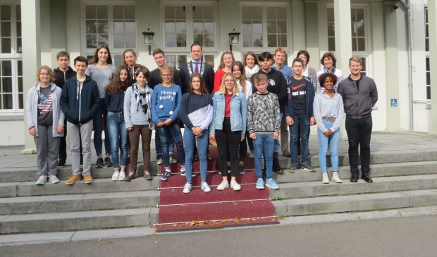 Een groepsfoto met de burgemeester op het bordes van Jagtlust.