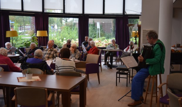 Iedereen zingt mee met oude nummers als ‘Meisjes met grijze haren’.