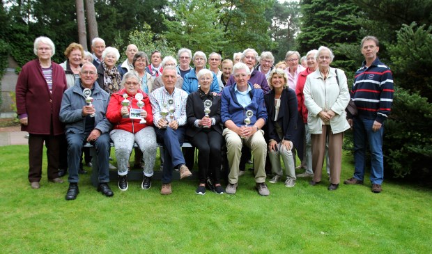 Midgetgolf 2017.jpg Zittend v.l.n.r. Arie Appeldoorn (4e prijs), Marijke Penning (1e prijs), Jan van Marlen (2e prijs), Joke Heesen (5e prijs) en Harry Boonstra (3e prijs) en wethouder Madeleine Bakker. Rechts staand eigenaar Erik Polders.