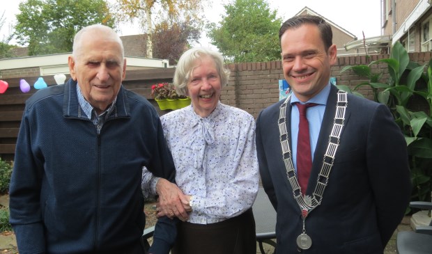 Het diamanten bruidspaar met burgemeester Sjoerd Potters.