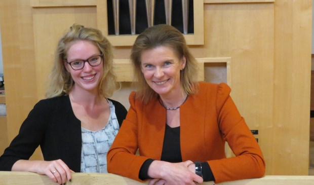 Seline Loef en dominee Benedikte Bos (rechts).