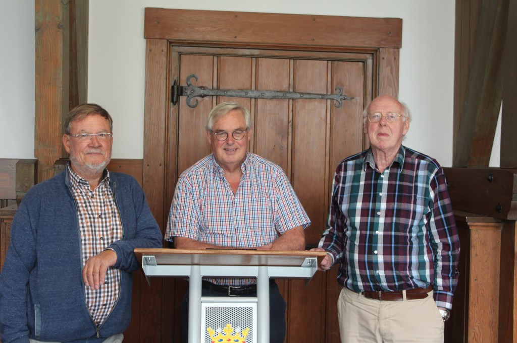 Paul Meuwese (m), voorzitter van de Historische Kring D’ Oude School en Wim Krommenhoek (r) en Leo van Vlodorp (l) in de 'oude raadszaal' van Jagtlust.