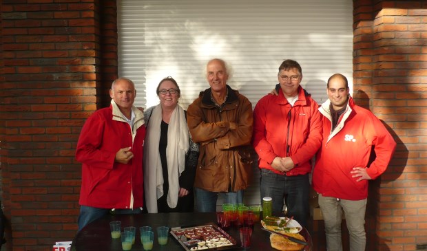 De SP Steunt de Aktie van de lokale ondernemers. Op de foto v.l.n.r. Willem van Rhenen, Tom Wanders, Koos Smits en Mischa van de Heijden. 2e van links cateraar Eline Luyxs.