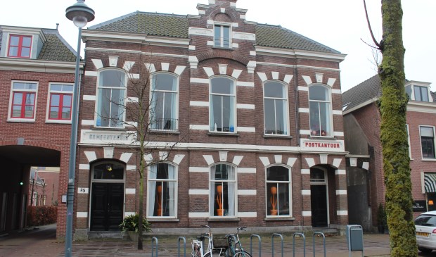 In 1844 werd een voormalige rijtuigfabriek verbouwd; in het verbouwde pand werden twee schoollokalen, een onderwijzerswoning, de raadskamer, het cachot en de veldwachterswoning ondergebracht. In 1883 werd besloten dit pand grotendeels te slopen en werd er een nieuw gemeentehuis annex postkantoor gebouwd. Nadat in 1932 Jagtlust als gemeentehuis werd betrokken, is de bestemming van het voormalig gemeentehuis annex postkantoor herhaaldelijk gew