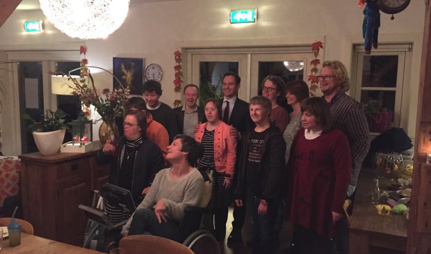 Burgemeester Sjoerd Potters, Dennis en Nathalie van Middelkoop en de overige bewoners van het Thomashuis. (foto CDA)