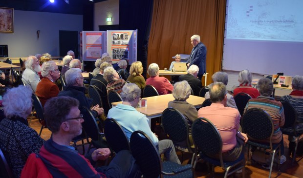 Voorzitter Paul Meuwese verwelkomt Lies Haan, waarna een goed gevulde zaal er eens goed voor gaat zitten.