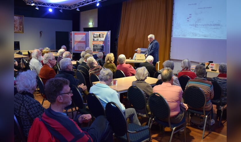 Voorzitter Paul Meuwese verwelkomt Lies Haan, waarna een goed gevulde zaal er eens goed voor gaat zitten.