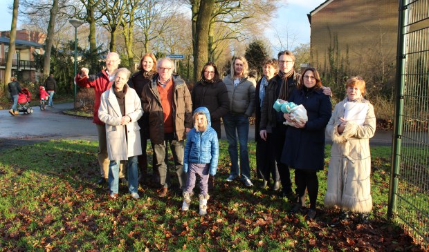 Een deel van de vele bewoners (begin januari 2017), die een zendmast op het speelveld, omsloten door Bakemakwartier, Rietveldlaan en Koldeweijlaan in de Leijen, niet ziet zitten.