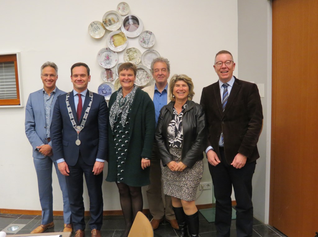 V.l.n.r. wethouder Hans Mieras, burgemeester Sjoerd Potters, de wethouders Anne Brommersma, Ebbe Rost van Tonningen en Madeleine Bakker en gemeentesecretaris Erik Wietses.