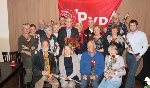 Lijststrekker Krischan Hagedoorn tussen de PvdA kandidaten voor de gemeenteraad van gemeente De Bilt.