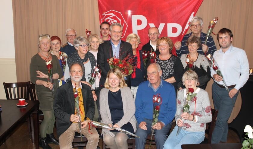 Lijststrekker Krischan Hagedoorn tussen de PvdA kandidaten voor de gemeenteraad van gemeente De Bilt.
