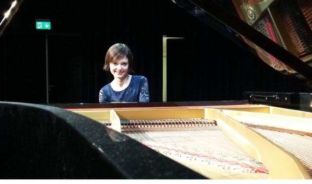 Russische meesterpianiste Nadezda Pisareva aan de toetsen.