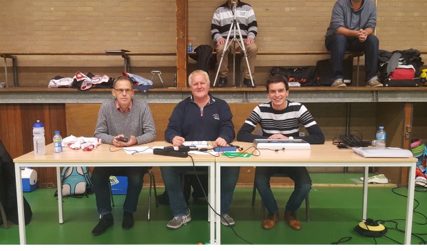 Nieuw dit jaar: schotklok en zuivere speeltijd. De schotklok is een klok, die wordt gebruikt om aan te duiden hoeveel seconden een speler nog over heeft voor het schieten van een bal. Aan de jurytafel: Gert en Melvin van Kempen en Pieter Keuning