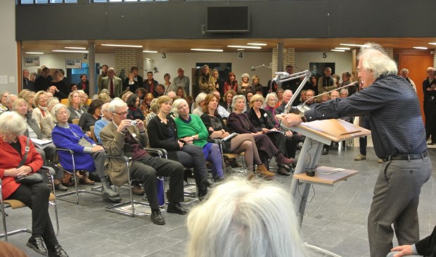 Han de Vries tijdens zijn inleiding over het werk van de kunstenaars.