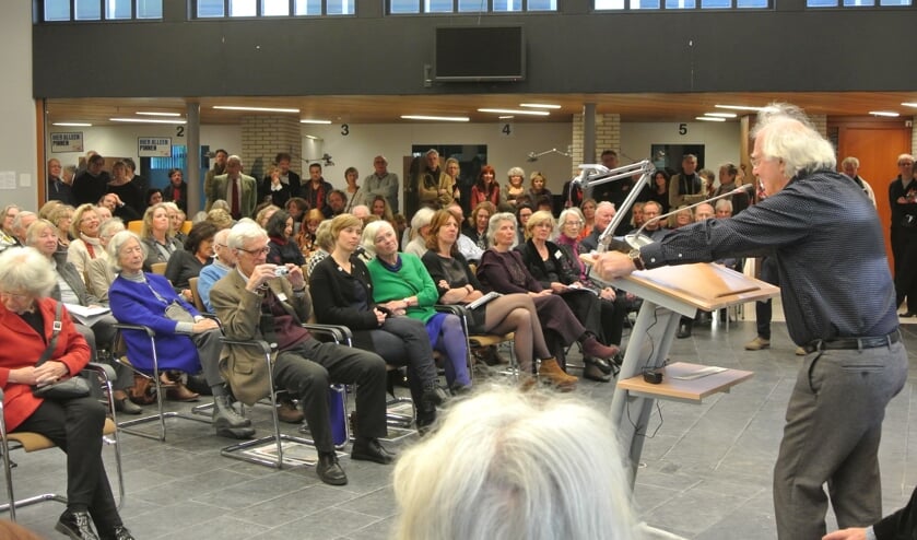 Han de Vries tijdens zijn inleiding over het werk van de kunstenaars.