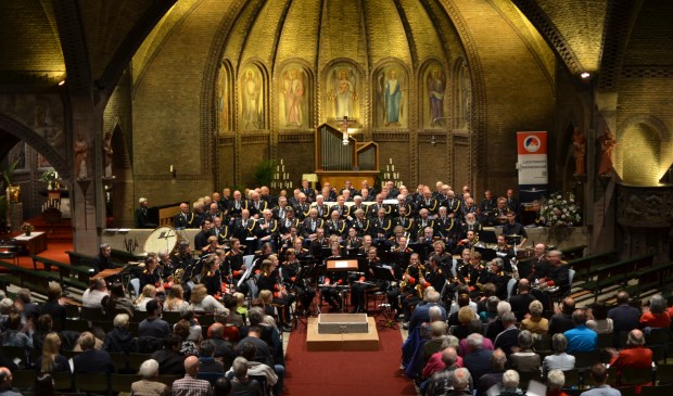 136 musici in uniform zorgen voor een bijzonder optreden.