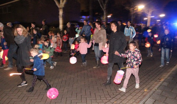 De traditionele lampionnenoptocht van de Ontmoetingskerk richting St. Maartenskerk wordt ook dit jaar gehouden.