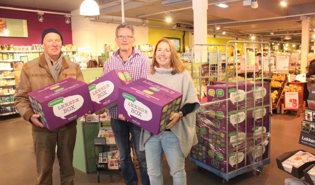 Jan Peter Oosterloo (m) draagt de boxen over aan Maarten Vos en Jolanda van Hulst van de Voedselbank.