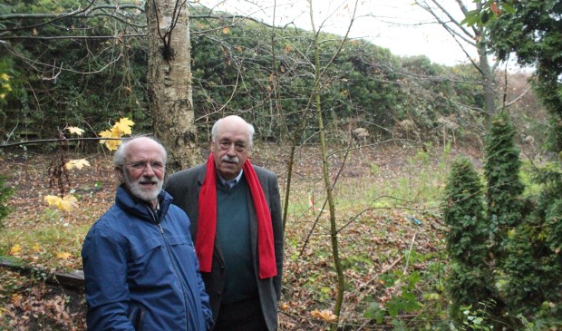 Henk van Gend en Rob Klaassen aan het einde van de tuin van een perceel aan de westzijde van de Spoorlaan. Het geluidsscherm aan de oostzijde van de A27 zal verplaatst worden tot het piketpaaltje. Over de stand van het nieuwe scherm is het dispuut ontstaan.