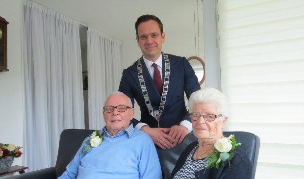 Het diamanten bruidspaar met burgemeester Sjoerd Potters.