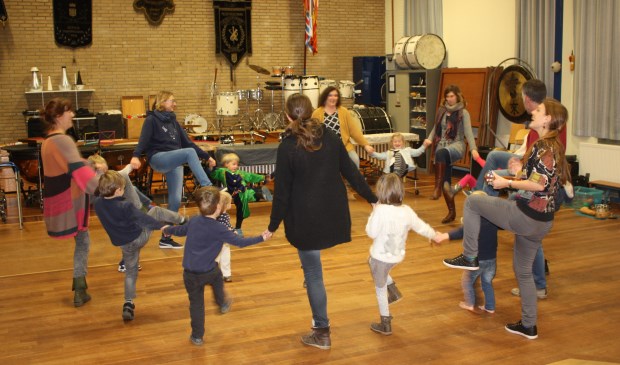 Ter afsluiting van de les wordt er gedanst, samen met de ouders, broertjes en zusjes van de SuperKids.