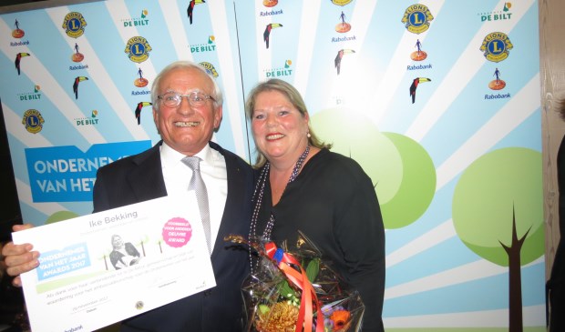 Ike Bekking ontvangt van Wil Verdonk de eerste Oevreprijs van het evenement Ondernemer van het jaar.