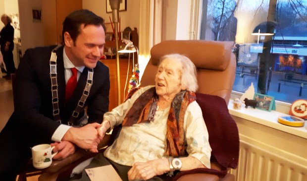 Mevrouw Polak samen met burgemeester Sjoerd Potters.