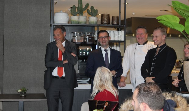 Klaas van der Valk en General Manager Roel van Beekhoff geven een rondleiding door de keuken.