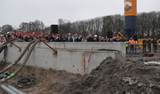 'Wat een enorme opkomst, het lijkt de intocht van Sinterklaas wel', vertelt De Jonge. 'Ik mis alleen zijn schimmel, alhoewel het RIVM wel van schimmels houdt, om te onderzoeken', aldus de pas aangetreden minister.