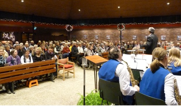 Volkskerstzang Maartensdijk is altijd druk bezocht.