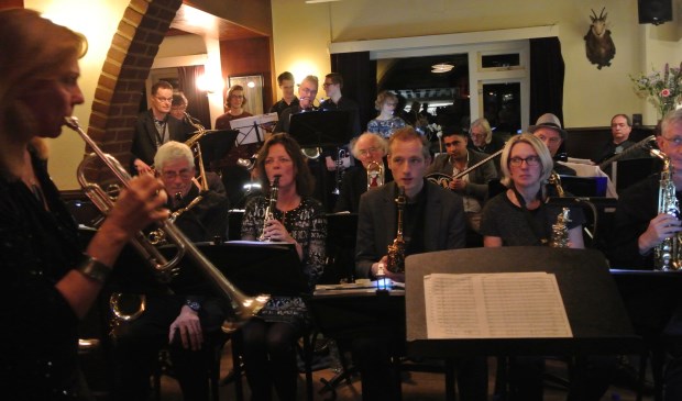Nasir Minjo speelt een duet met Anita van Soest.