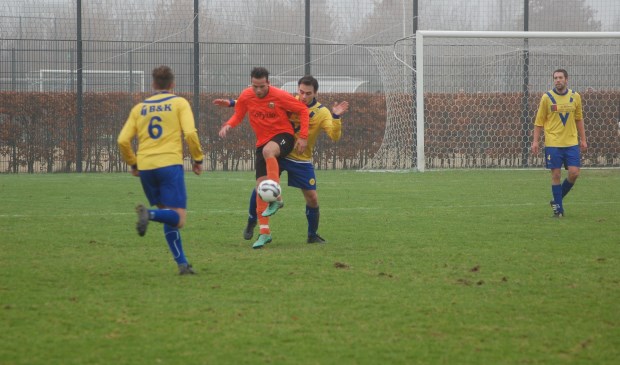 Bijtertje Alex Temme probeert een Desto-aanvaller de bal te ontfutselen.