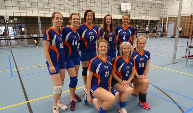 Staand v.l.n.r.: Nienke van der Burg, Anique Diepeveen, Nicole Visscher, Nadya Speek, Madelon Franken. Op de voorgrond v.l.n.r.: Rianne Diepeveen, Anneke Hanssen en Carien de Ridder
