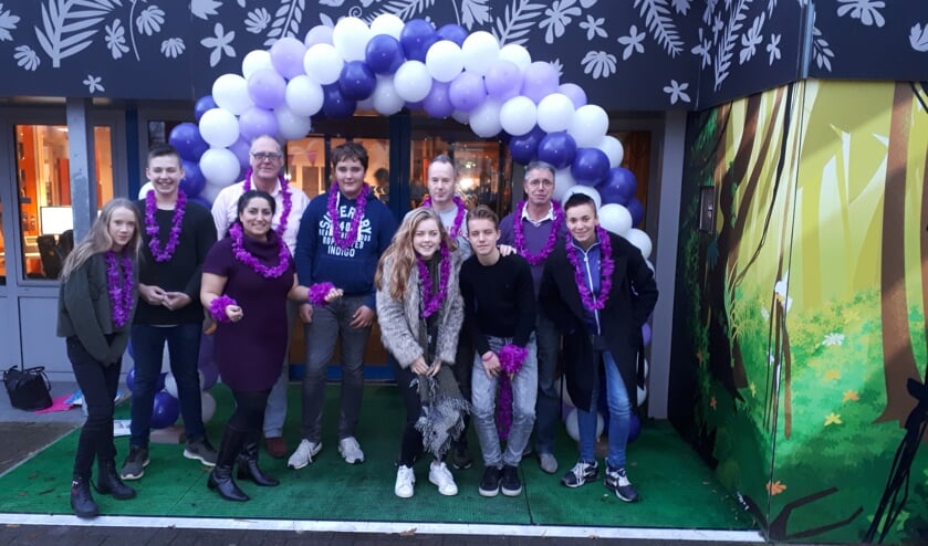 Enkele docenten en leerlingen van VMBO Aeres Maartensdijk op Paarse Vrijdag.