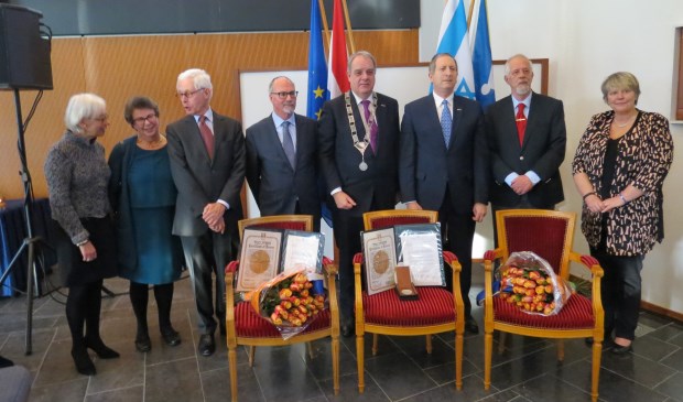 De families Stramrood en Goedhart namen de erkenning en het bijbehorend certificaat met penning in ontvangst voor de inzet van hun grootouders om Joodse vluchtelingen te behoeden voor deportatie in de Tweede Wereldoorlog.