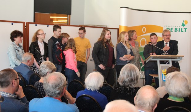De duim van spreekstalmeester Anne Doedens gaat terecht omhoog voor de Groenhorst-jongeren en hun begeleidster Monique Neppelenbroek.